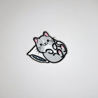 Brodert strykemerke av katt som ligger med hodet på pute