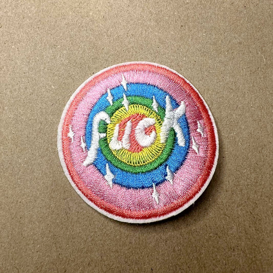 Brodert strykemerke med Pridefarger og teksten Fuck