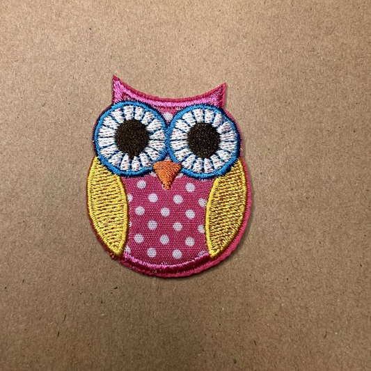 Brodert strykemerke av øt rosaugle med store googly eyes
