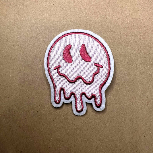 Brodert strykemerke av en rosa smeltende smiley
