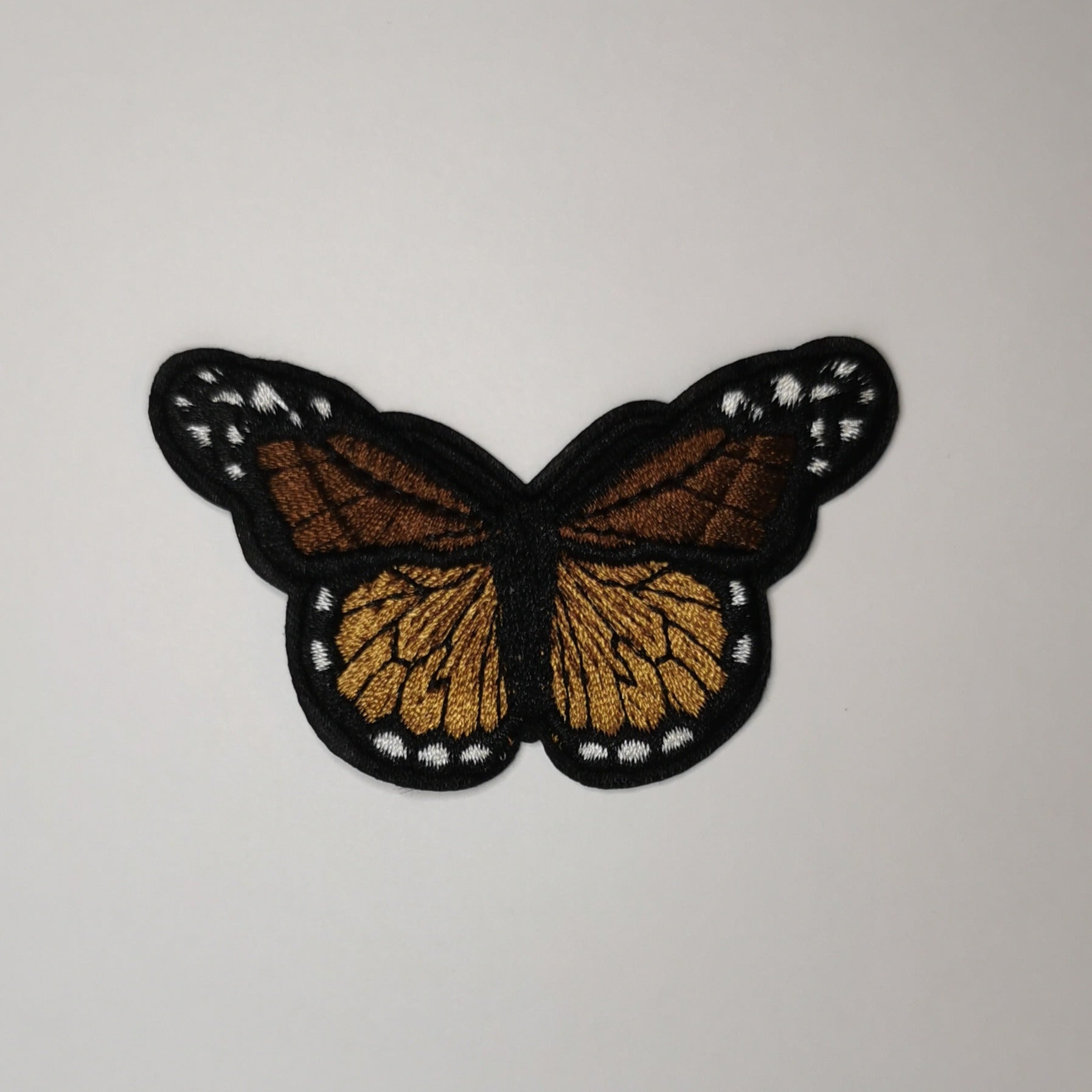 Brodert strykemerke, brun sommerfugl