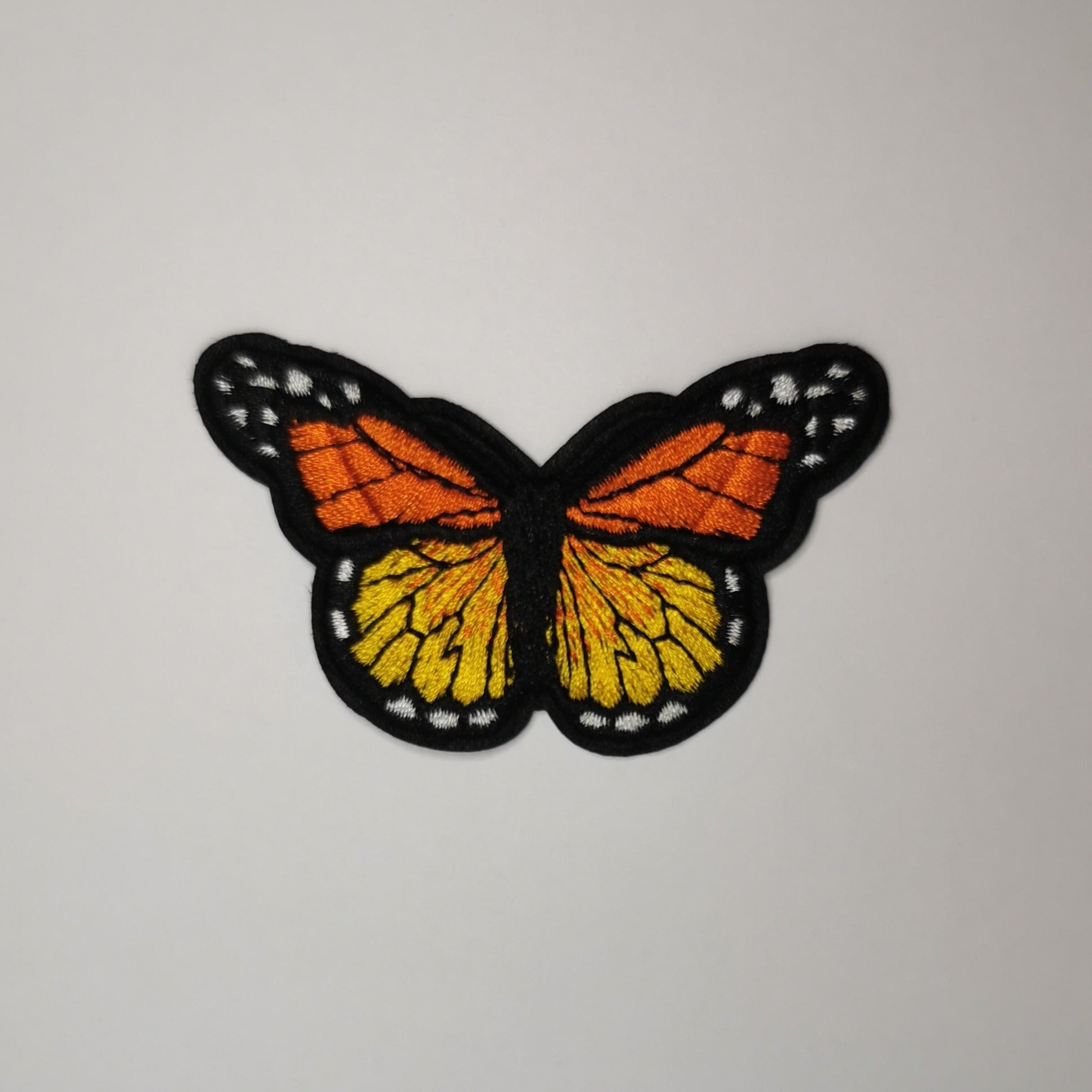 Brodert strykemerke, orange sommerfugl