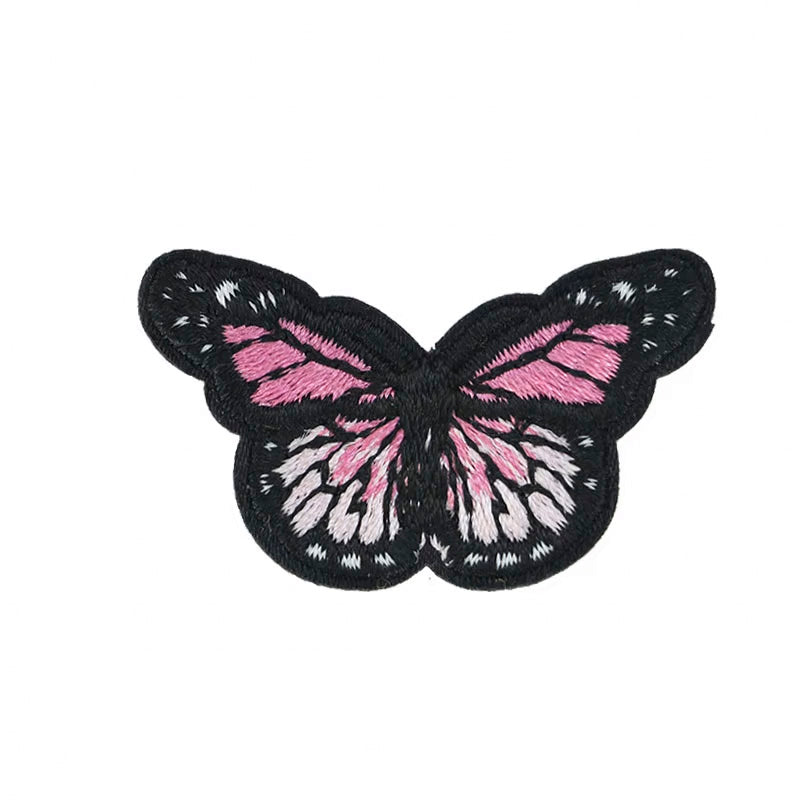 Brodert strykemerke, rosa og hvit sommerfugl