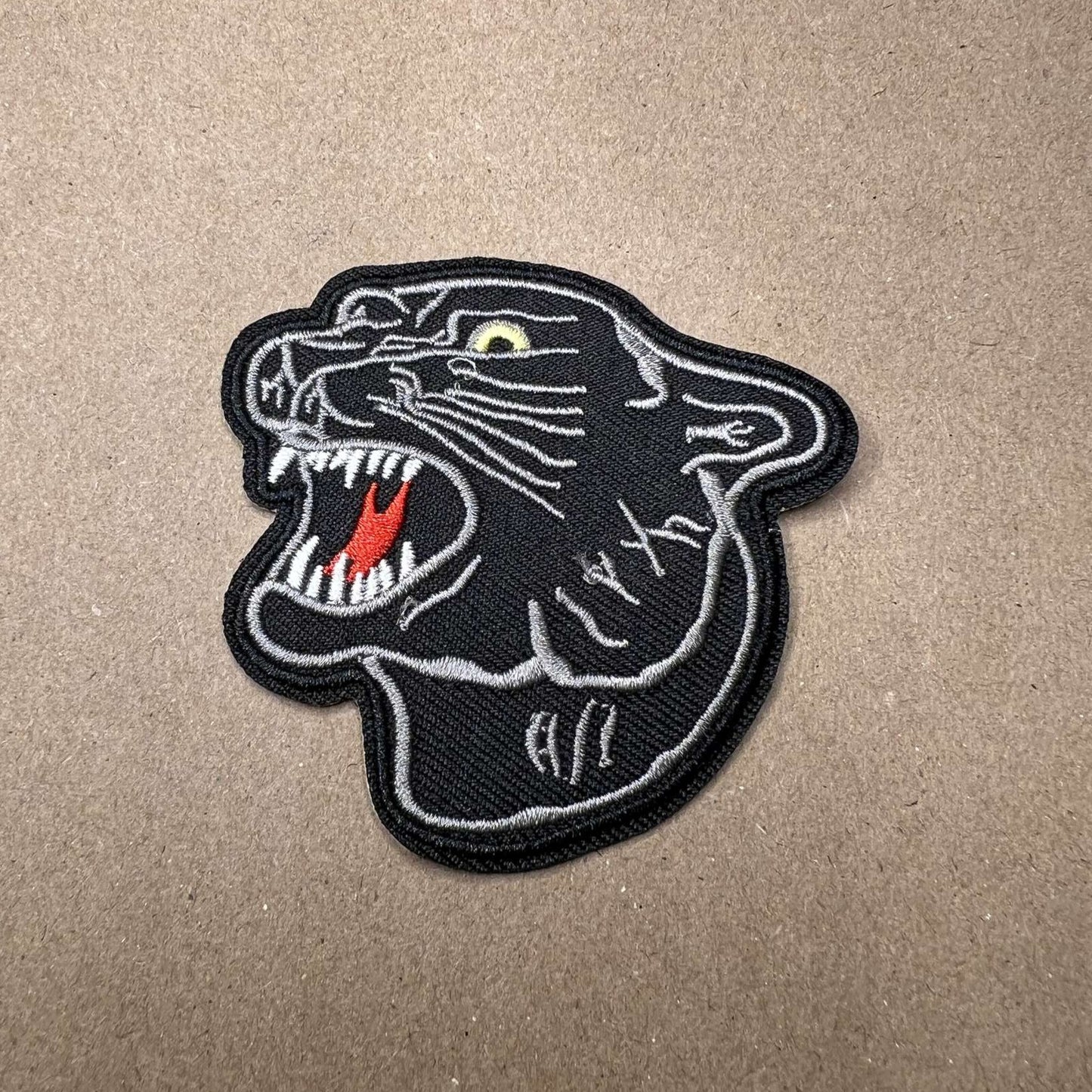 Brodert strykemerke av stilig sort panter