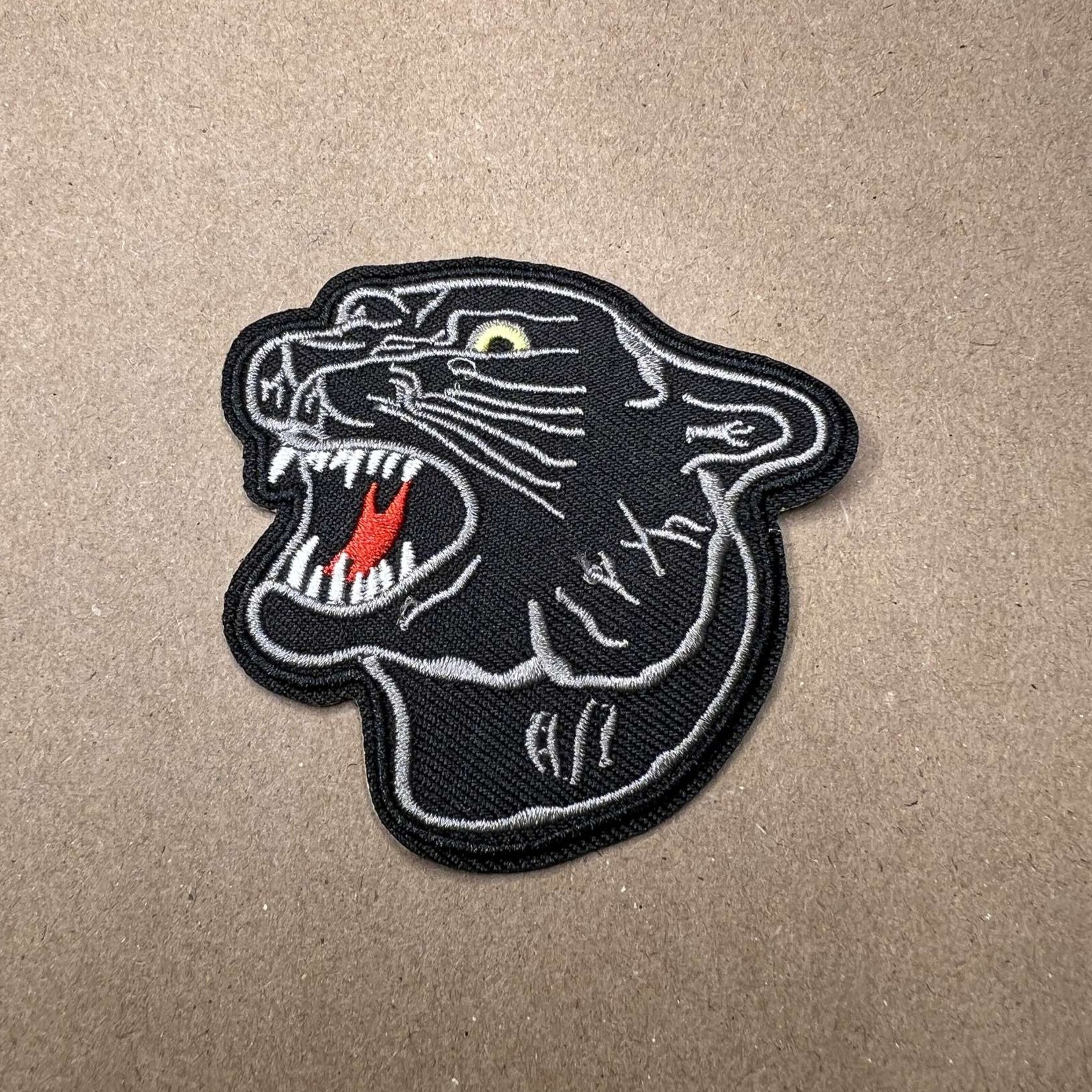 Brodert strykemerke av stilig sort panter