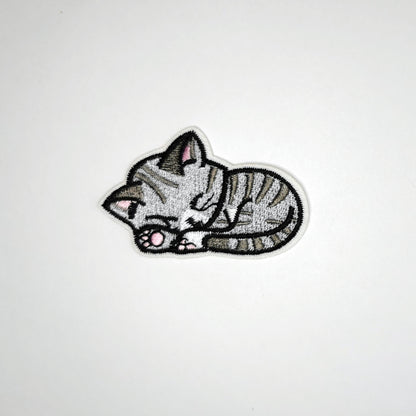 Brodert strykemerke av sovende katt