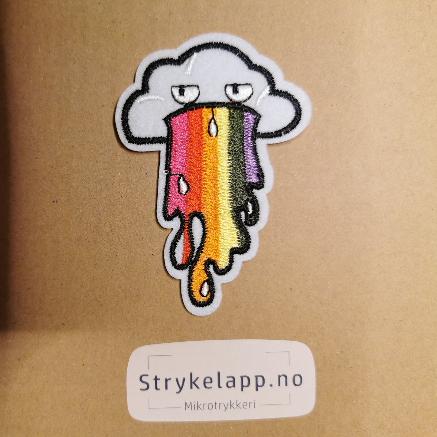 Brodert strykemerke av sky som spyr ut pride