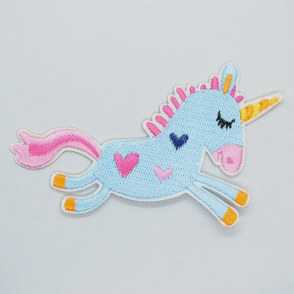 Brodert strykemerke av blå enhjørning med hjerter
