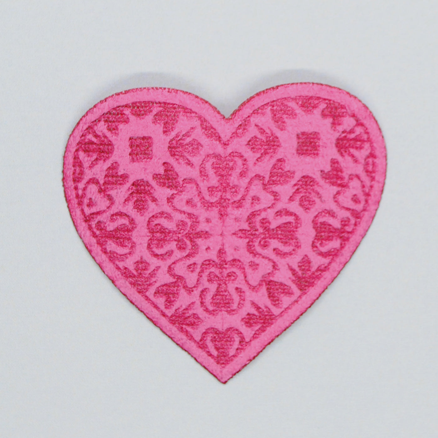 Brodert strykemerke av rosa hjerte