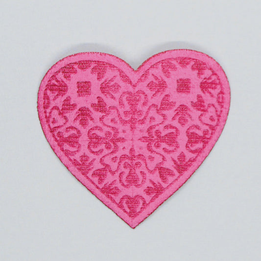 Brodert strykemerke av rosa hjerte