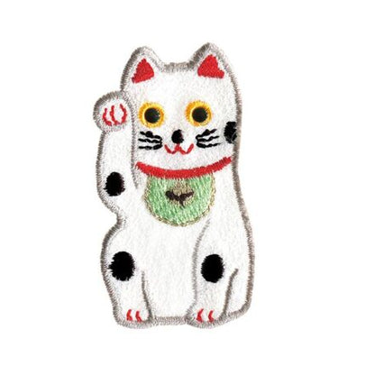 Strykemerke, hvit katt med sorte flekker, vinker