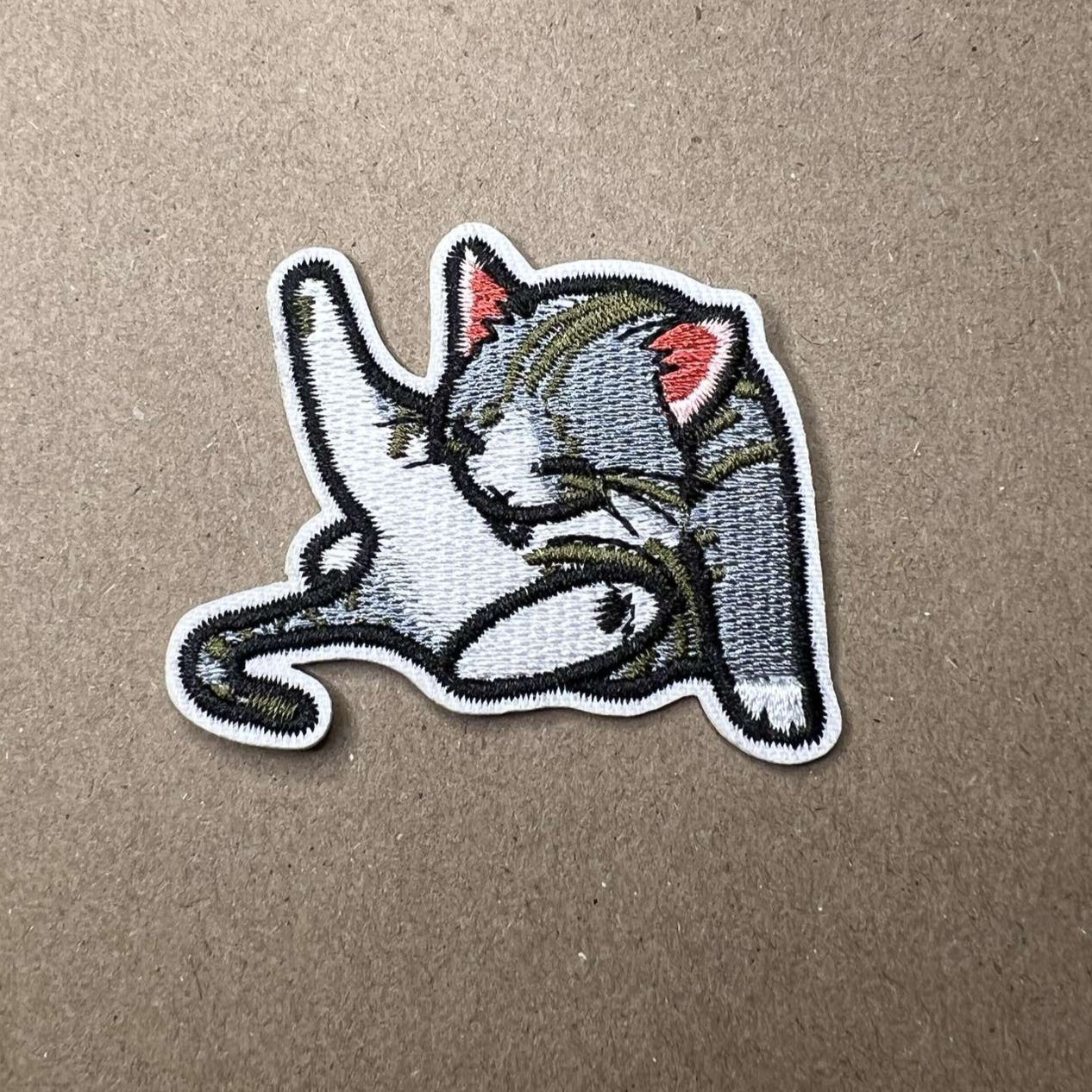 Brodert strykemerke av katt som steller seg