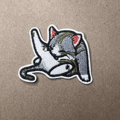 Brodert strykemerke av katt som steller seg