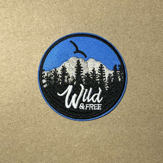 Brodert strykemerke med fjellkjede, skog og fugl